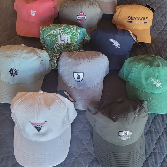Assorted golf caps with various course logos - Picture 2 of 9